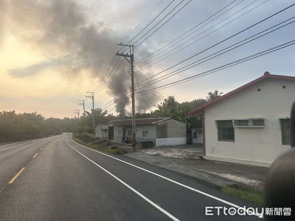 ▲台南市南化區中坑里民宅7日傍晚發生火警,警消出動12車25人搶救。(記者林東良翻攝,下同)
