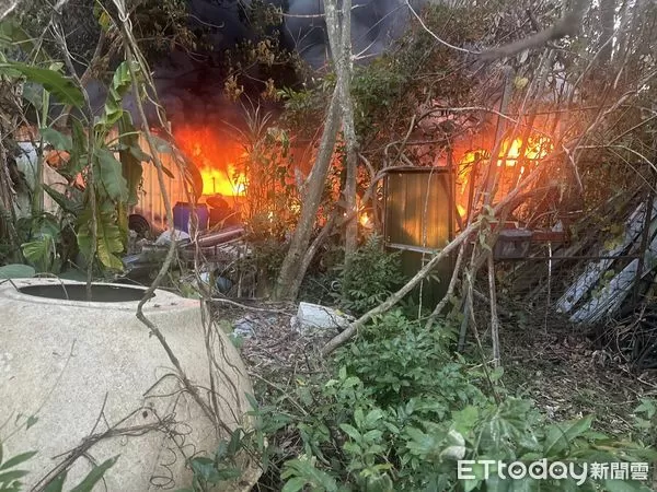 ▲台南市南化區中坑里民宅7日傍晚發生火警,警消出動12車25人搶救。(記者林東良翻攝,下同)