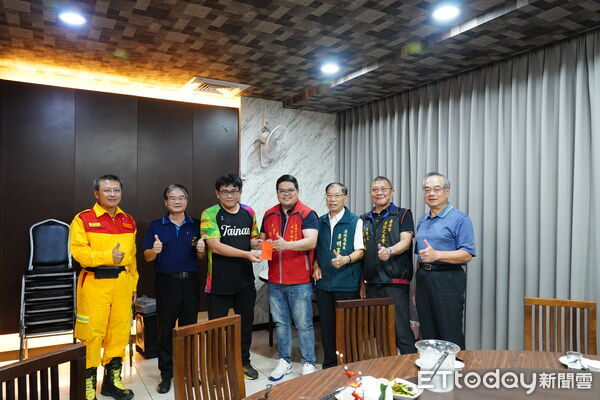 ▲台南市長黃偉哲為台南市特搜隊授旗,勉勵隊員在安全前提下再度全力投入花蓮救災。(圖/記者林東良翻攝,下同)