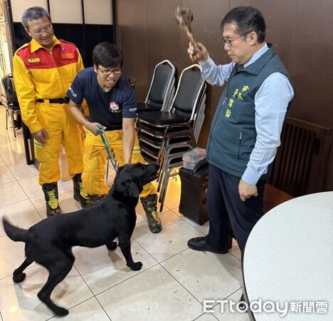 ▲台南市長黃偉哲為台南市特搜隊授旗,勉勵隊員在安全前提下再度全力投入花蓮救災。(圖/記者林東良翻攝,下同)