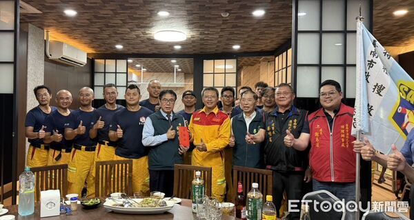 ▲台南市長黃偉哲為台南市特搜隊授旗,勉勵隊員在安全前提下再度全力投入花蓮救災。(圖/記者林東良翻攝,下同)