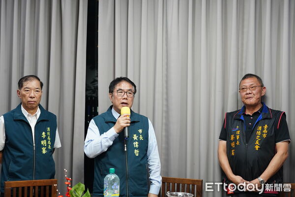 ▲台南市長黃偉哲為台南市特搜隊授旗,勉勵隊員在安全前提下再度全力投入花蓮救災。(圖/記者林東良翻攝,下同)