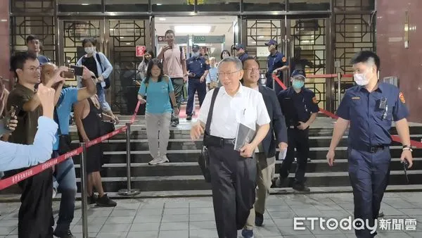 ▲▼涉犯京華城等案的台灣民眾黨前主席柯文哲,今(7日)傍晚結束作證,離開台北地院時對夾道支持者揮手示意。(圖/記者黃哲民攝)