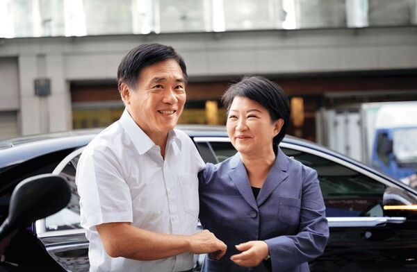 郝龍斌(左)是盧秀燕(右)第一個合體「吃播」的候選人。(翻攝郝龍斌臉書)