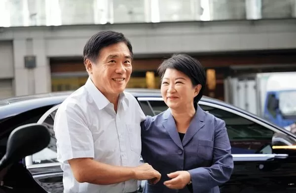 郝龍斌(左)是盧秀燕(右)第一個合體「吃播」的候選人。(翻攝郝龍斌臉書)