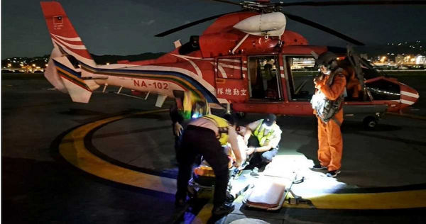 在凌天航空歲修期間,空勤總隊多次支援,9月8日有婦女頭部損傷及左側股骨頭閉鎖性關節面移位性骨折,也是由空勤總隊將她送抵松山機場。(圖/翻攝空勤總隊臉書)