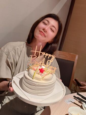 ▲▼賈靜雯向劇組請假回台灣慶祝51歲生日。(圖/翻攝自Threads)