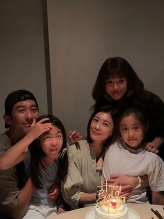 ▲▼賈靜雯一家五口團聚同框。(圖/翻攝自Threads)