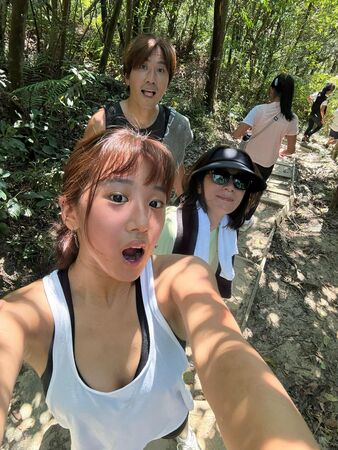 ▲▼賈靜雯慶生與家人爬山。(圖/翻攝自Threads)