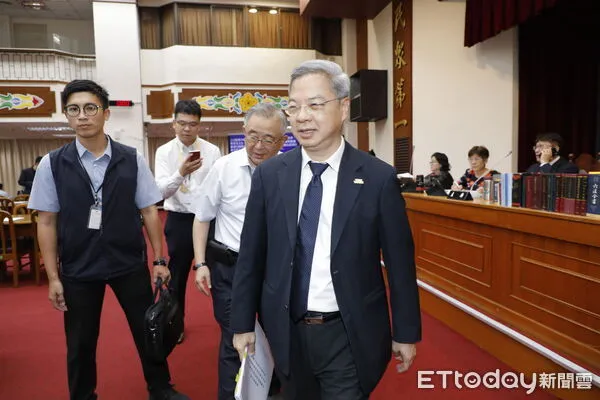 ▲▼財委會聯席會審查攸關普發1萬元的追加預算案,內政部長劉世芳、經濟部長龔明鑫農業部長陳駿季、財政部長莊翠雲、國防部長顧立雄列席接受立委質詢。(圖/記者湯興漢攝)