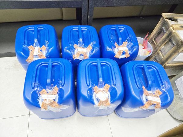 ▲桃園地檢署檢調查獲趙姓男子運輸俗成「喵喵」之四級毒品「1-甲基苯基-1丙酮」,共計6大桶等證物。(圖/桃園地檢署提供)