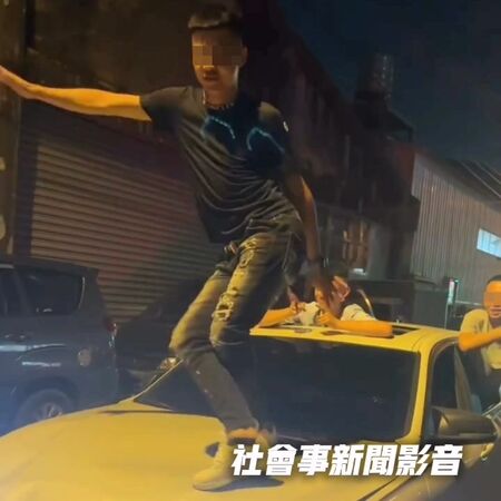 ▲▼男子站引擎蓋上跳舞衝流量,最高挨罰18500元 。(圖/社會事新聞影音提供,下同)