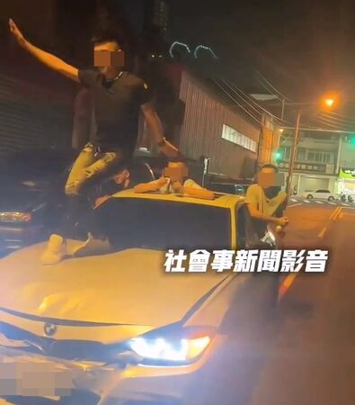 ▲▼男子站引擎蓋上跳舞衝流量,最高挨罰18500元 。(圖/社會事新聞影音提供,下同)