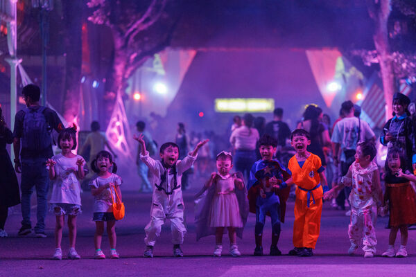 ▲六福村能沉浸在萬聖節主題《墓碑鎮》的詭譎氣氛。(圖/六福村提供)