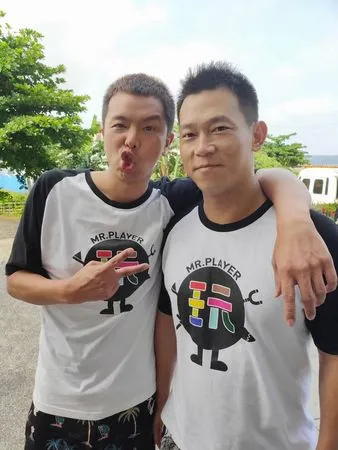 ▲▼顏正國、小鬼(黃鴻升)在《綜藝玩很大》同框。(圖/翻攝自臉書)