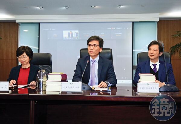 金管會嚴格限制收益平準金啟用條件,讓高股息ETF配息水準回歸正常化。中為金管會主委彭金隆。