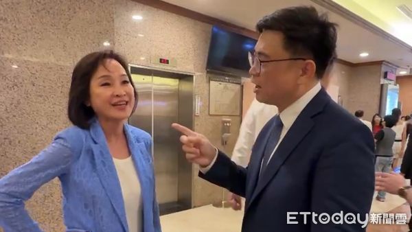 ▲柯志恩跟賴瑞隆在立院走廊碰頭,雙方爆發口角 。(圖/記者吳奕靖翻攝)