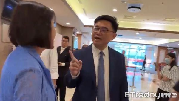 ▲柯志恩跟賴瑞隆在立院走廊碰頭,雙方爆發口角 。(圖/記者吳奕靖翻攝)