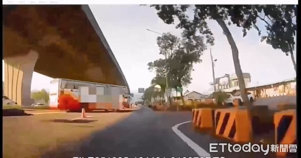 ▲▼騎乘警車的女警5日執勤時,經宜蘭191縣道一迴轉道路口,差點被一輛疑違規迴轉的遊覽車撞上。(圖/記者游芳男翻攝,下同)