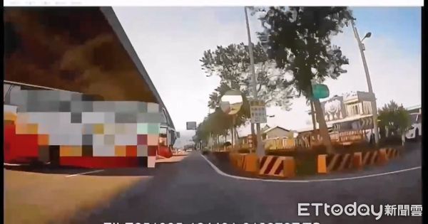 ▲▼騎乘警車的女警5日執勤時,經宜蘭191縣道一迴轉道路口,差點被一輛疑違規迴轉的遊覽車撞上。(圖/記者游芳男翻攝,下同)