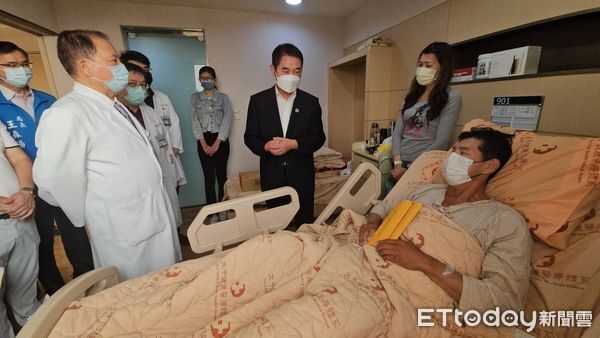 ▲苗栗隨機殺人案遭兇嫌刺殺重傷的林姓鐵工,7日轉一般病房,縣長鍾東錦今探視致贈慰問金;林妻也說:丈夫不後悔擋這2刀!。(圖/記者楊永盛翻攝)