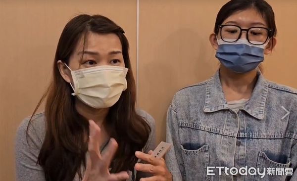 ▲苗栗隨機殺人案遭兇嫌刺殺重傷的林姓鐵工,7日轉一般病房,縣長鍾東錦今探視致贈慰問金;林妻也說:丈夫不後悔擋這2刀!。(圖/記者楊永盛翻攝)