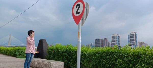 ▲熊猴森樂園佔地4公頃,「定位指標牌」設置位置明顯,民眾可依號碼輕鬆找到親友所在地。(圖/新北市高灘處提供)