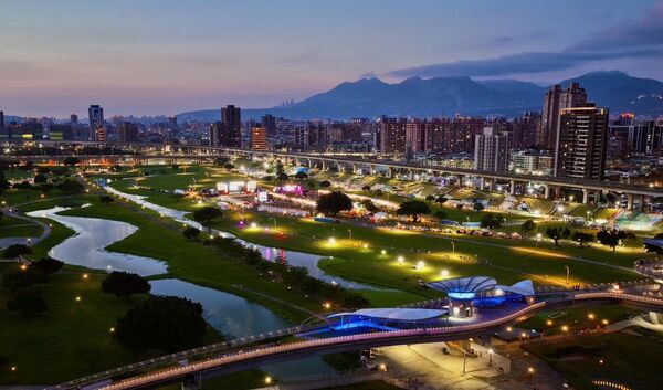 ▲熊猴森樂園佔地4公頃,「定位指標牌」設置位置明顯,民眾可依號碼輕鬆找到親友所在地。(圖/新北市高灘處提供)