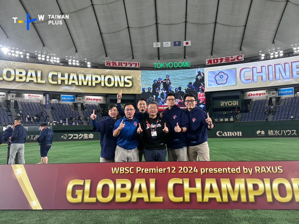 ▲紀錄片《Team Taiwan: An Underdog Story》,台灣隊長陳傑憲在跑壘途中比出象徵「來自台灣」的手勢。(圖/TaiwanPlus提供)