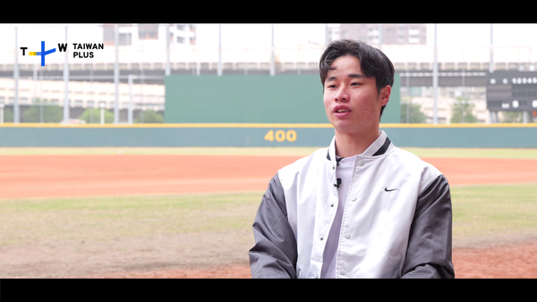 ▲紀錄片《Team Taiwan: An Underdog Story》,台灣隊長陳傑憲在跑壘途中比出象徵「來自台灣」的手勢。(圖/TaiwanPlus提供)