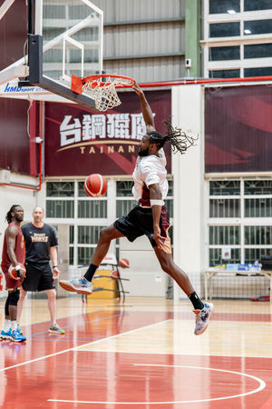 ▲前NBA球星「半獸人」法瑞德正式加盟獵鷹。(圖/獵鷹提供)