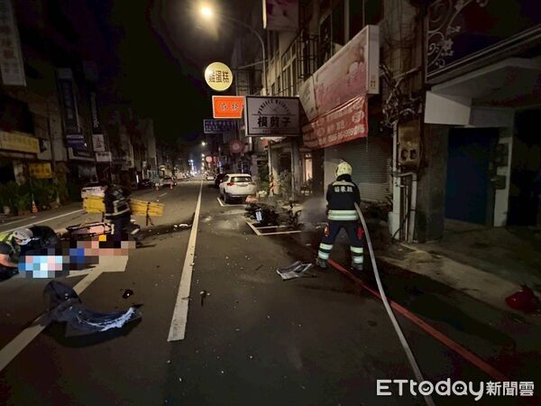 ▲苗栗市中正路和至公路口今凌晨發生機車和轎車碰撞事故,機車起火燃燒時,騎士重傷躺在火堆旁,路過熱心民眾冒險將騎士拖拉離險境。(圖/記者楊永盛翻攝)