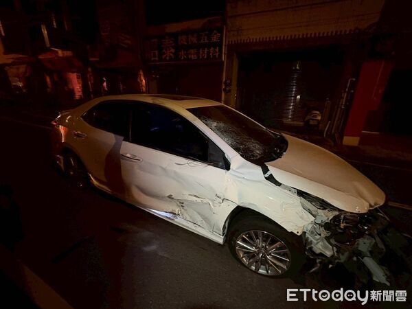 ▲苗栗市中正路和至公路口今凌晨發生機車和轎車碰撞事故,機車起火燃燒時,騎士重傷躺在火堆旁,路過熱心民眾冒險將騎士拖拉離險境。(圖/記者楊永盛翻攝)