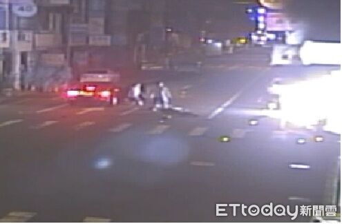 ▲苗栗市中正路和至公路口今凌晨發生機車和轎車碰撞事故,機車起火燃燒時,騎士重傷躺在火堆旁,路過熱心民眾冒險將騎士拖拉離險境。(圖/記者楊永盛翻攝)