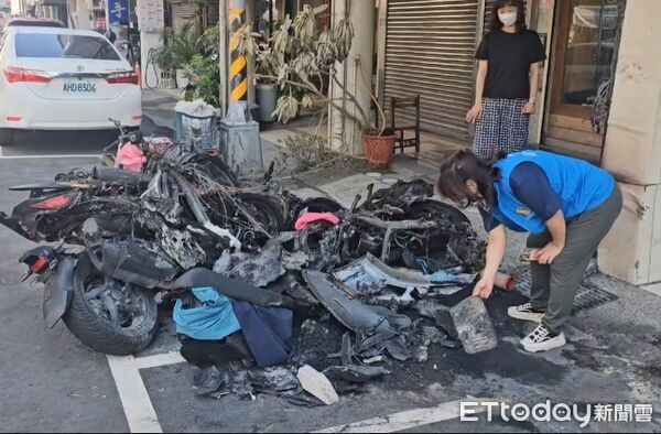 ▲苗栗市中正路和至公路口今凌晨發生機車和轎車碰撞事故,機車起火燃燒時,騎士重傷躺在火堆旁,路過熱心民眾冒險將騎士拖拉離險境。(圖/記者楊永盛翻攝)