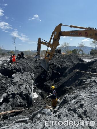 ▲怪手挖到砂石場老闆娘轎車,車內有一具遺體。(圖/記者王兆麟翻攝)