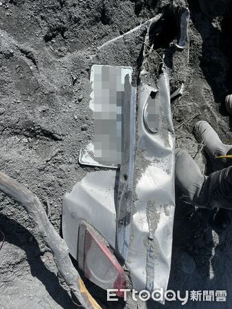 ▲怪手挖到砂石場老闆娘轎車,車內有一具遺體。(圖/記者王兆麟翻攝)