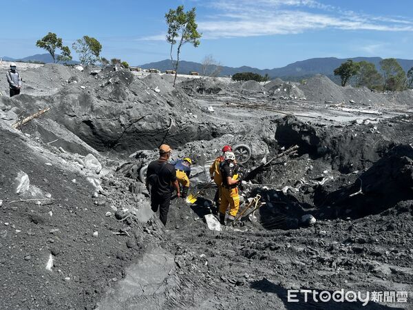 ▲怪手挖到砂石場老闆娘轎車,車內有一具遺體。(圖/記者王兆麟翻攝)