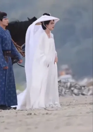 ▲▼陸劇女神拍戲驚傳意外!帽紗被踩「頭往後對折凹」。(圖/翻攝自微博)