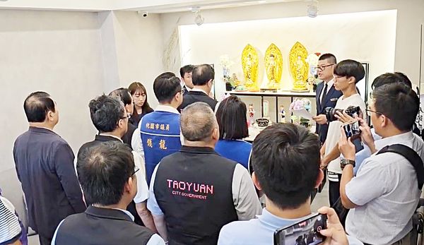 ▲桃園市張善政昨天下午率市府一級主管向挖土機超人林鴻森靈堂捻香致意。(圖/記者沈繼昌翻攝)