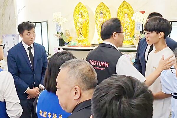 ▲桃園市張善政昨天下午到挖土機超人林鴻森靈堂向家屬慰問致意。(圖/記者沈繼昌翻攝)