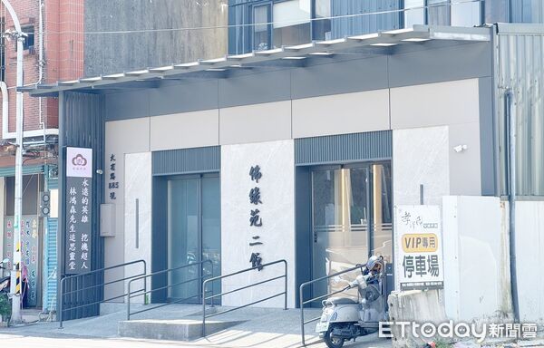 ▲挖土機超人林鴻森靈堂設置在桃園區大有路上。(圖/記者沈繼昌攝)