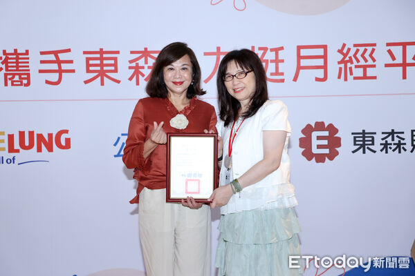 ▲▼ 東森購物捐贈基隆市府衛生棉,邱佩琳,林妏純 。(圖/記者徐文彬攝)