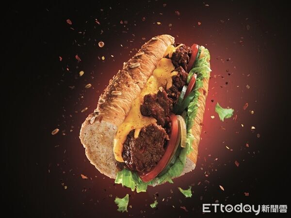 ▲▼SUBWAY推出全新台灣限定「辣豆瓣嫩牛潛艇堡」。(圖/業者提供)