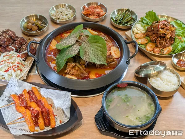 ▲韓式馬鈴薯排骨火鍋插旗台中 明後天前60組全桌半價招待。(圖/記者黃士原攝)