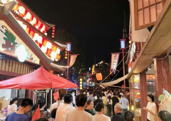 ▲▼湖北十一長假人龍。(圖/翻攝自微博)