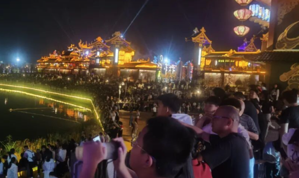 ▲▼湖北十一長假人龍。(圖/翻攝自微博)