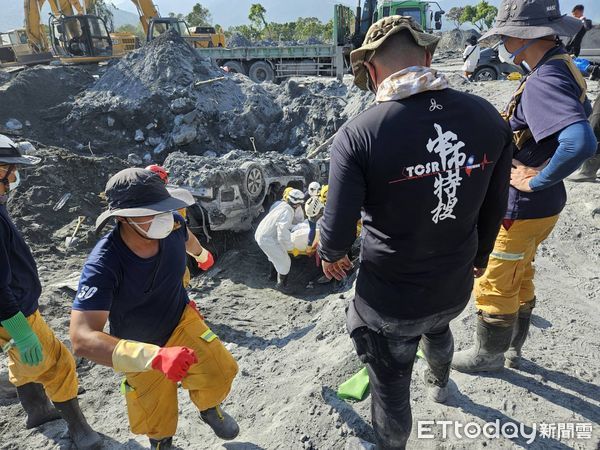 ▲砂石場老闆娘車輛尋獲,車內一具遺體身分確認了,家屬初步指認死者為老闆娘。(圖/記者游瓊華翻攝,下同)