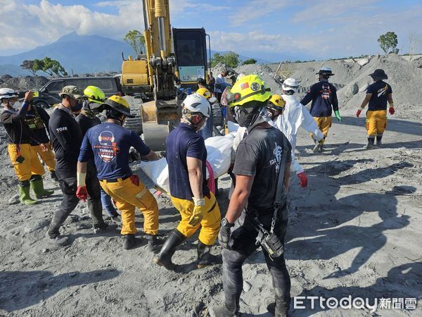 ▲砂石場老闆娘車輛尋獲,車內一具遺體身分確認了,家屬初步指認死者為老闆娘。(圖/記者游瓊華翻攝,下同)