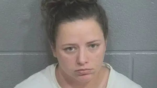 ▲▼淋浴裸聊!女教師「視訊露乳」誘拐男學生 通話被錄下。(圖/翻攝巴倫郡警長辦公室)